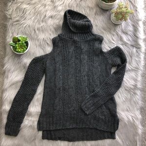 2/$30 ALL ITEMS WILL BE GONE BEFORE HOLIDAY AND NEGOTIABLE/BUY NOW! AE Sweater